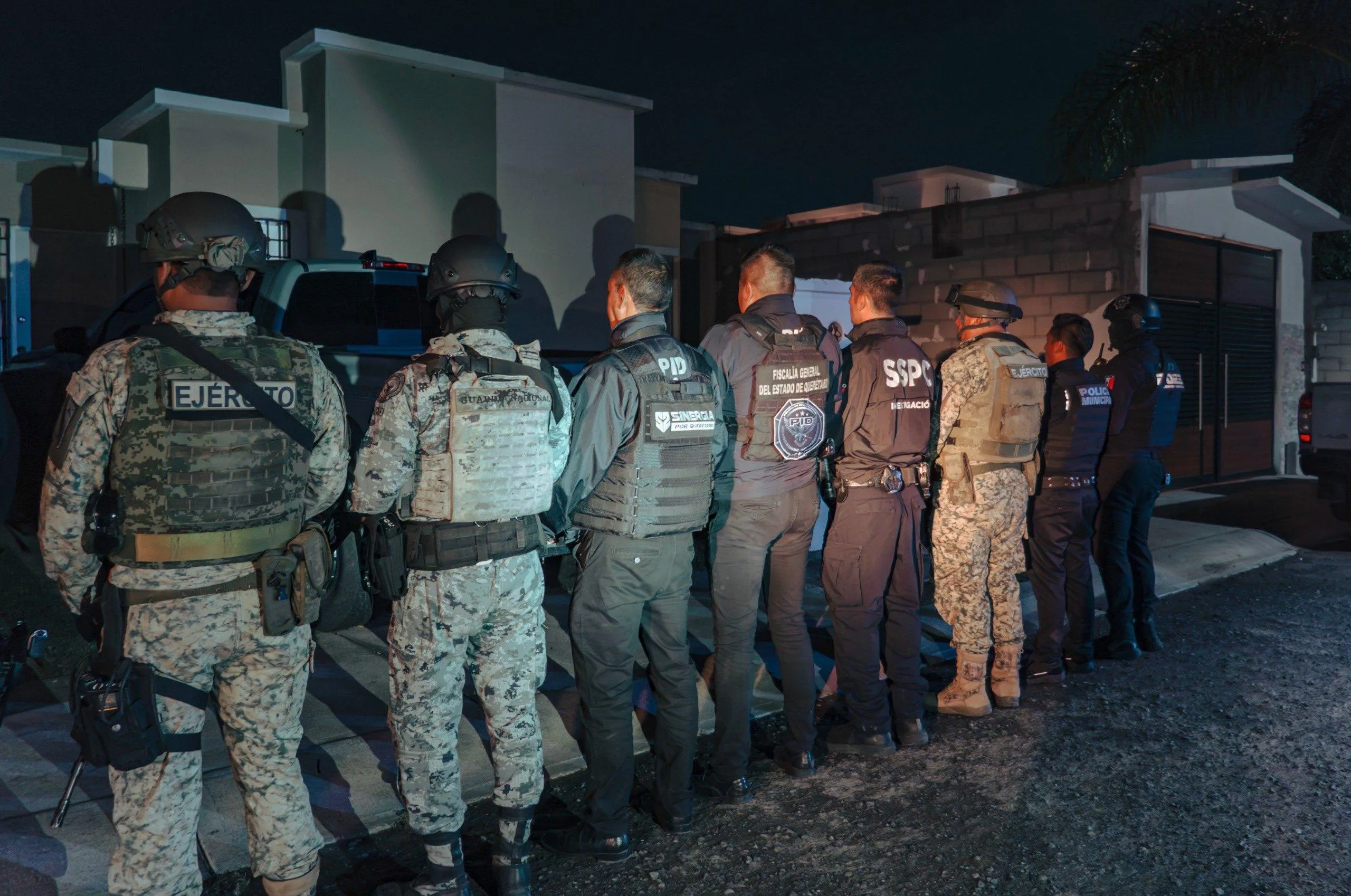 Extirpan potente célula huachicolera establecida en Querétaro y Corregidora; hay 20 personas detenidas.