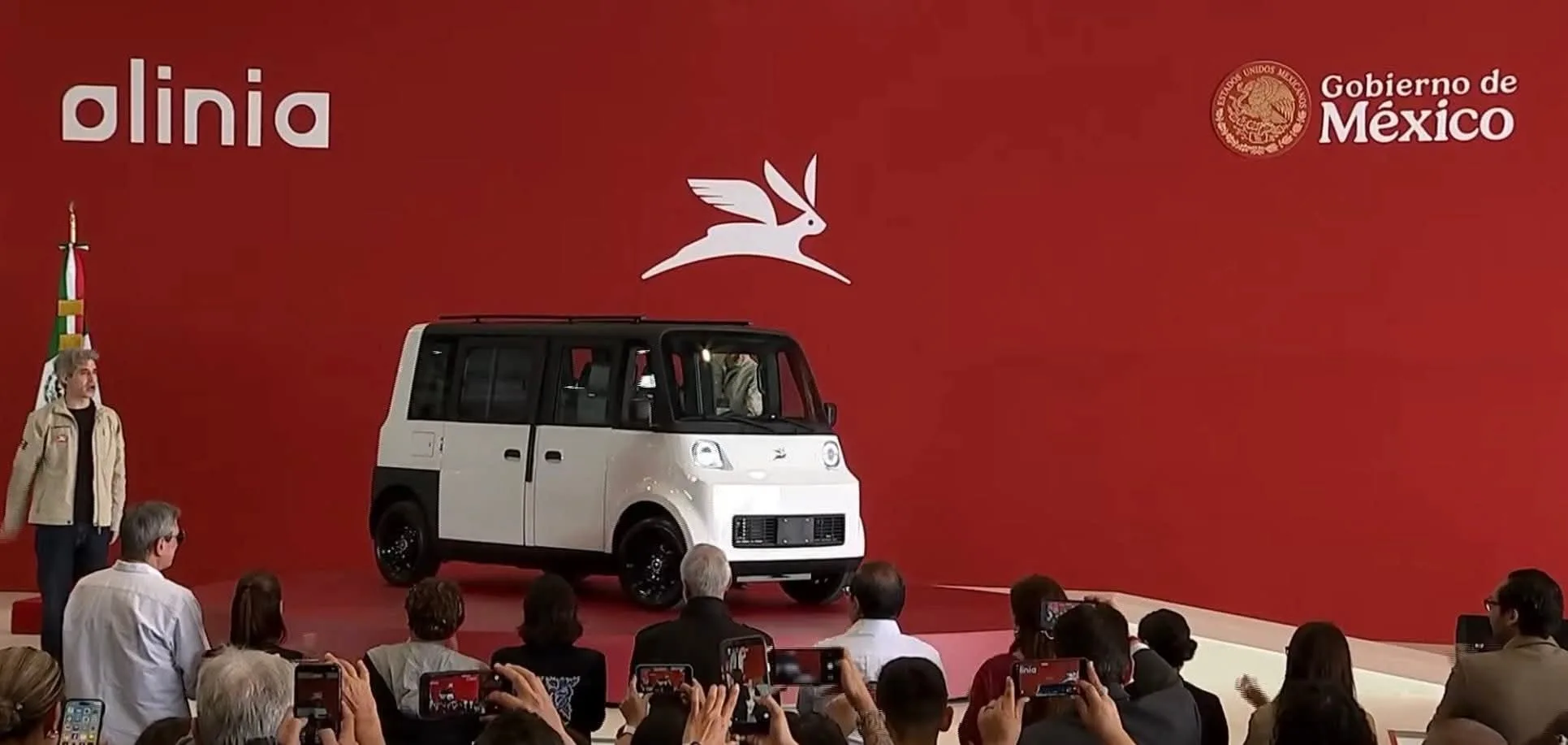 La Presidenta Claudia Sheinbaum presentó -este domingo- "OLINIA" el auto eléctrico 100 % Mexicano.