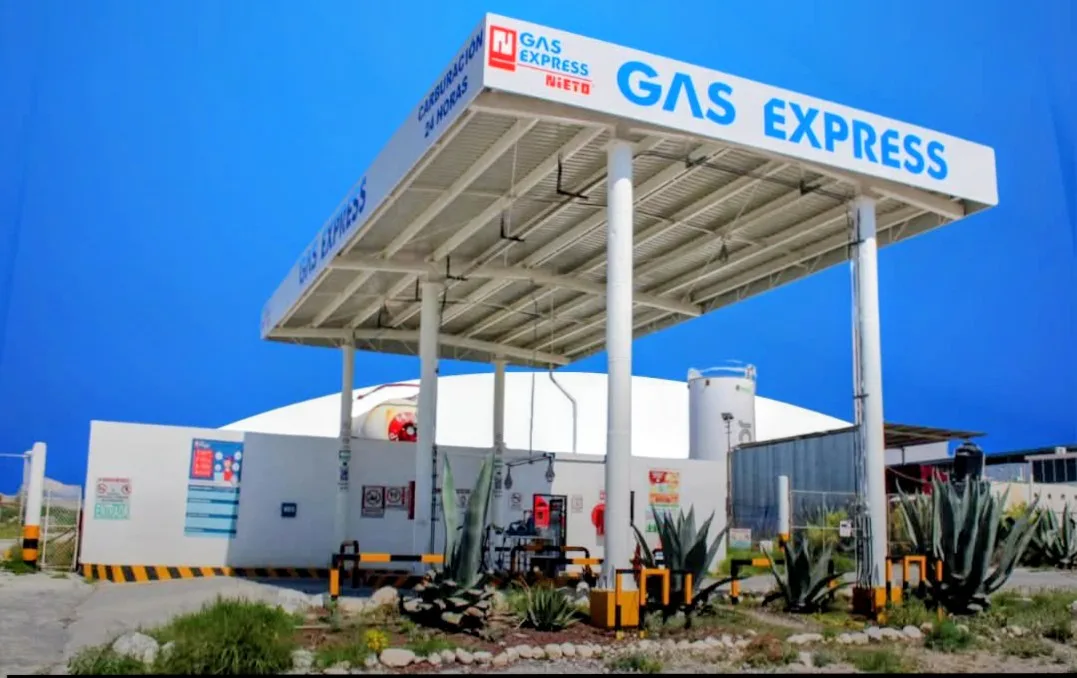Empleado de la empresa Gas Express Nieto en SJR; pone en peligro a uno de sus clientes y a su familia.