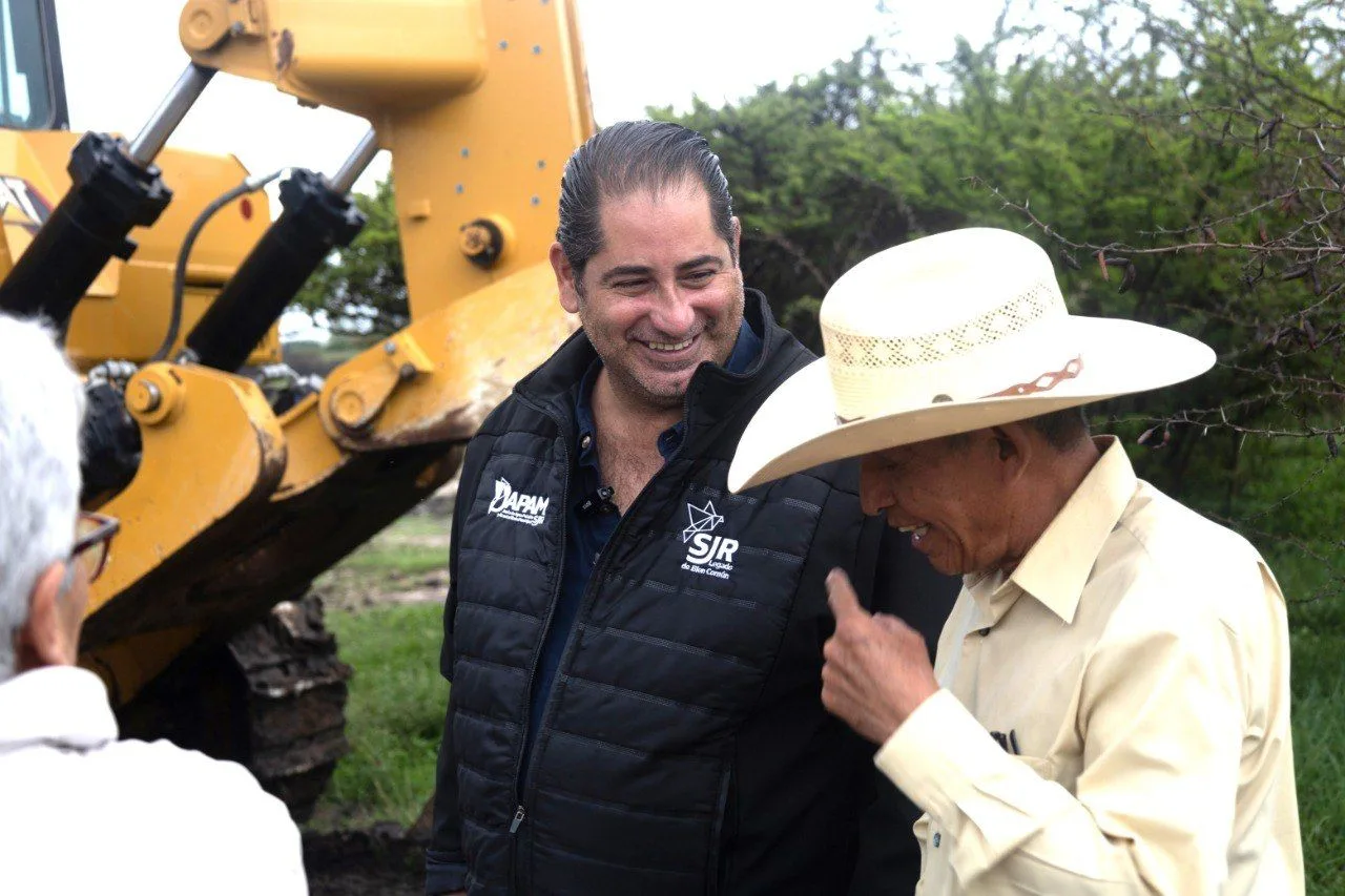 Toño Pérez da "banderazo"  de arranque para rehabilitar bordo, en Ejido Banthi ; con ello se fortalece la recarga del acuífero de SJR