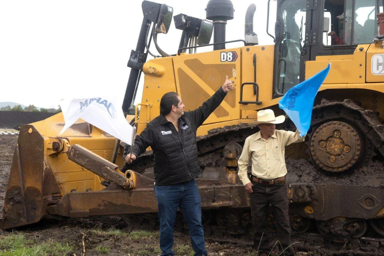 Toño Pérez da "banderazo"  de arranque para rehabilitar bordo, en Ejido Banthi ; con ello se fortalece la recarga del acuífero de SJR