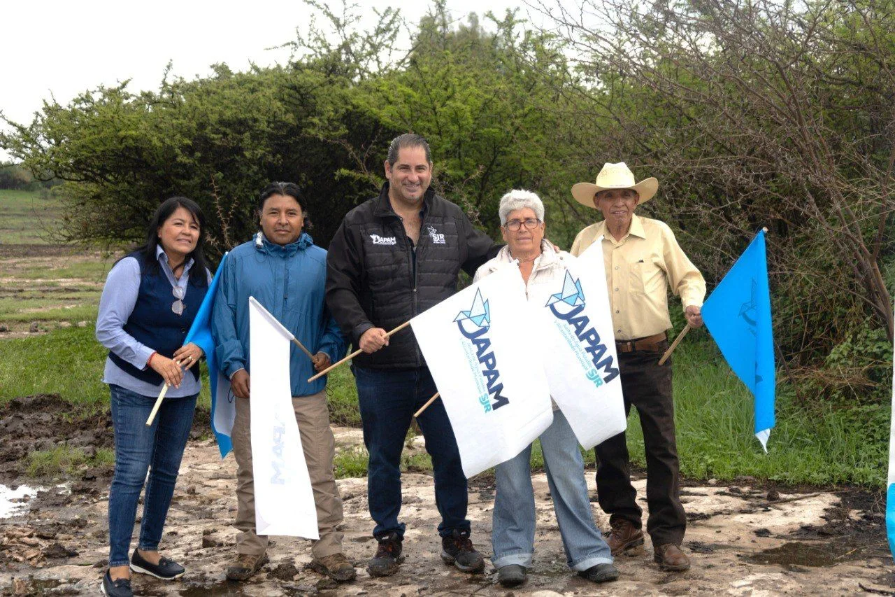 Toño Pérez da "banderazo"  de arranque para rehabilitar bordo, en Ejido Banthi ; con ello se fortalece la recarga del acuífero de SJR