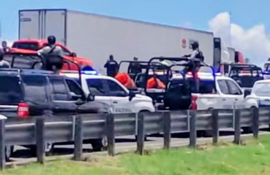 Policías Sanjuanenses interceptan y capturan a banda de asaltantes; sobre la Mex-Qro.
