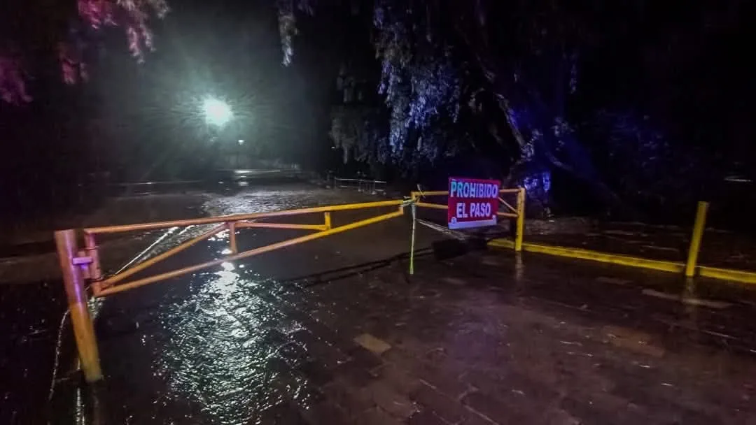 Piden a ciudadanía no acercarse al Río San Juan; el afluente ha incrementado notoriamente su nivel en las últimas horas.