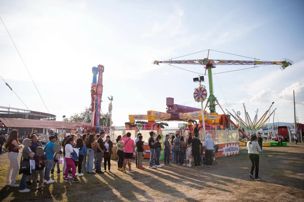 Exitoso primer día de acceso gratuito al Centro Expositor de Feria; . más de 3 mil 500 niñas, niños, adolescentes y adultos.