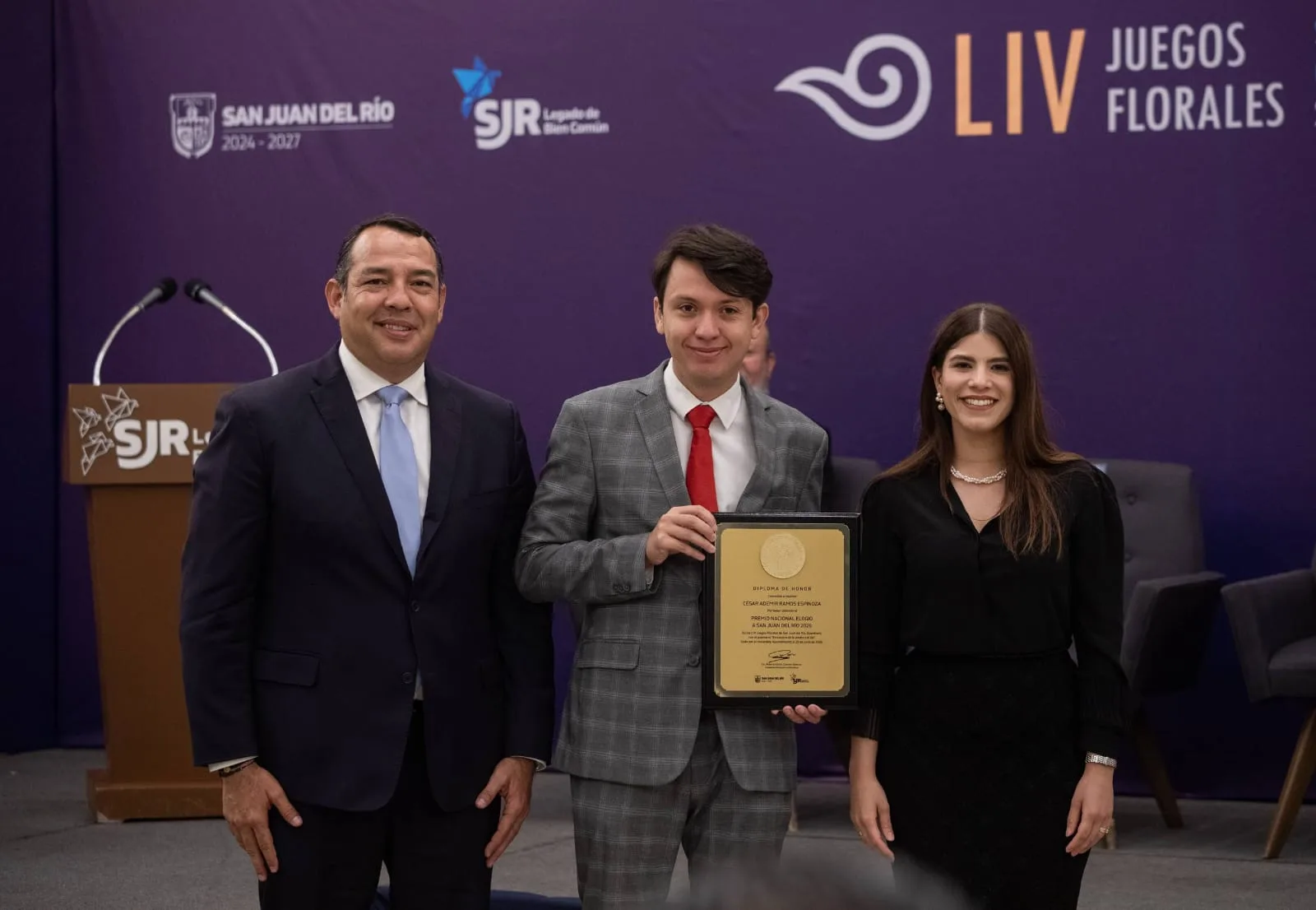 Encabezan Roberto Cabrera y Gina Sánchez la premiación de los LIV Juegos Florales SJR 2026.
