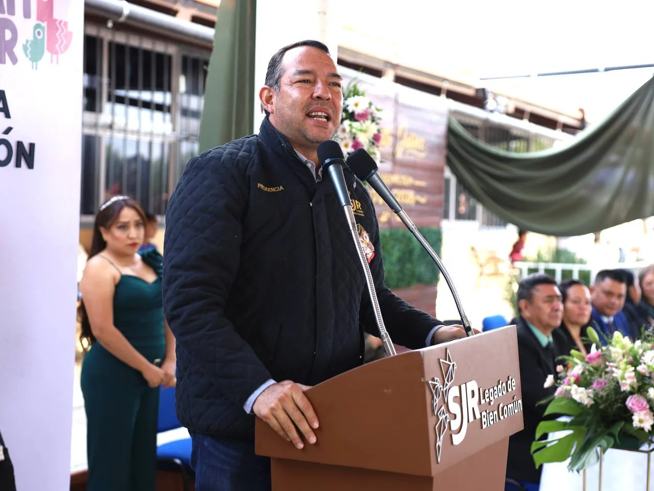 Reconocen al profesor Salvador Estrada de la Parra, por 40 años de trayectoria, en SJR.
