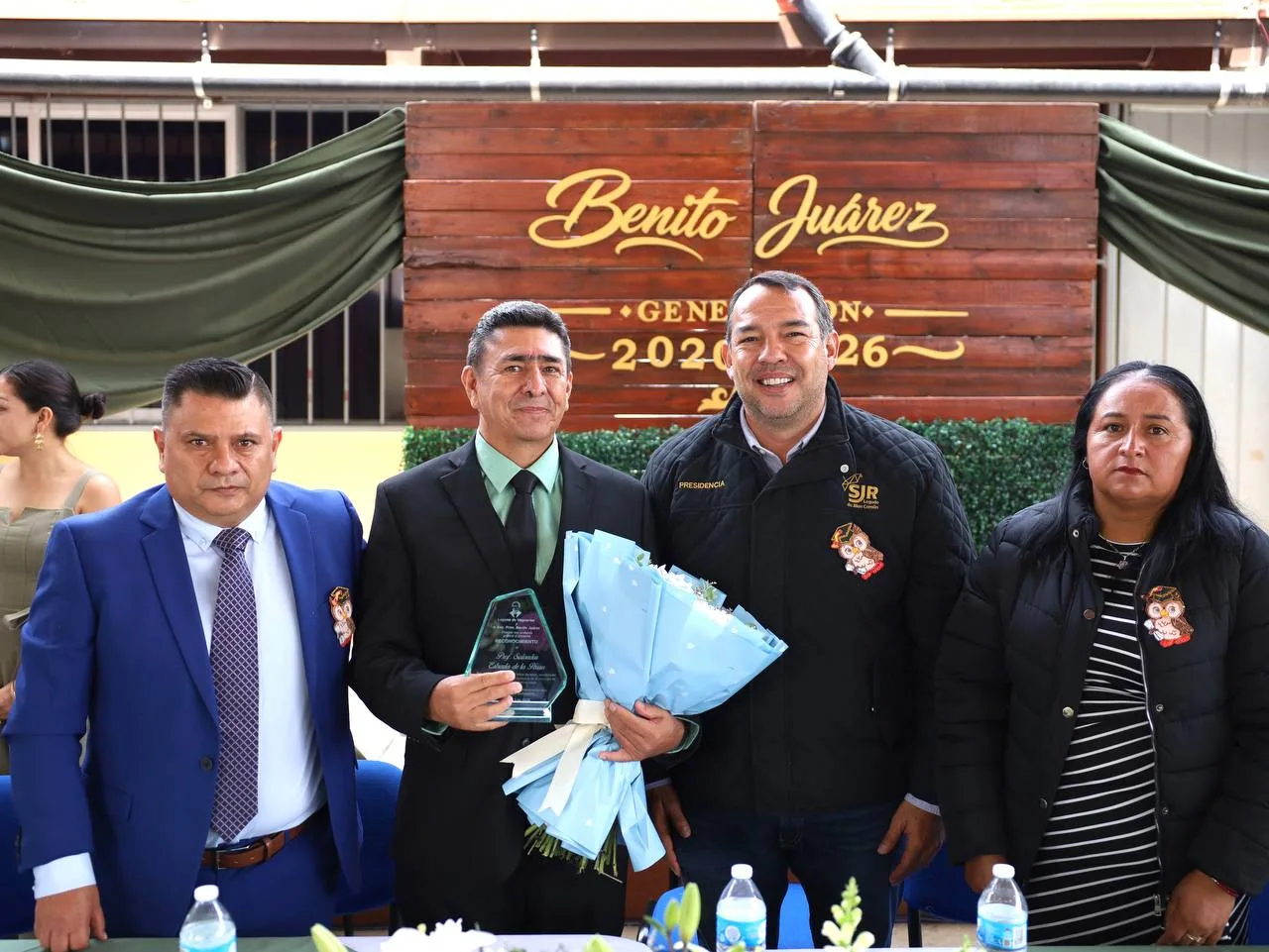 Reconocen al profesor Salvador Estrada de la Parra, por 40 años de trayectoria, en SJR.