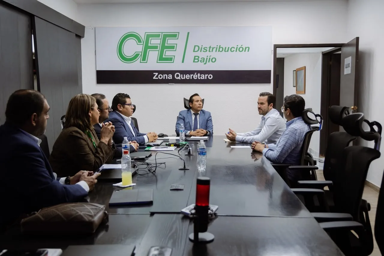 Diputado Panista realiza mesa de trabajo con CFE para atender inquietudes ciudadanas, en Querétaro.