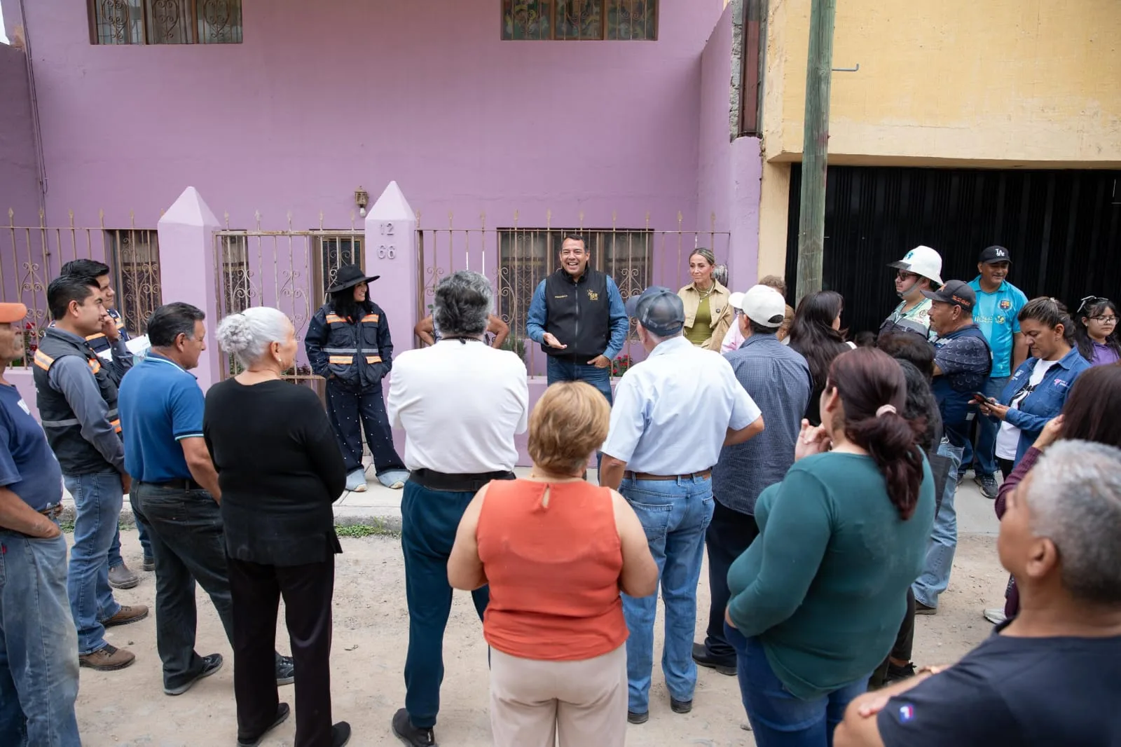 Roberto Cabrera pone en marcha obra para la rehabilitación de calle en colonia Indeco con 3.4 mdp de inversión.