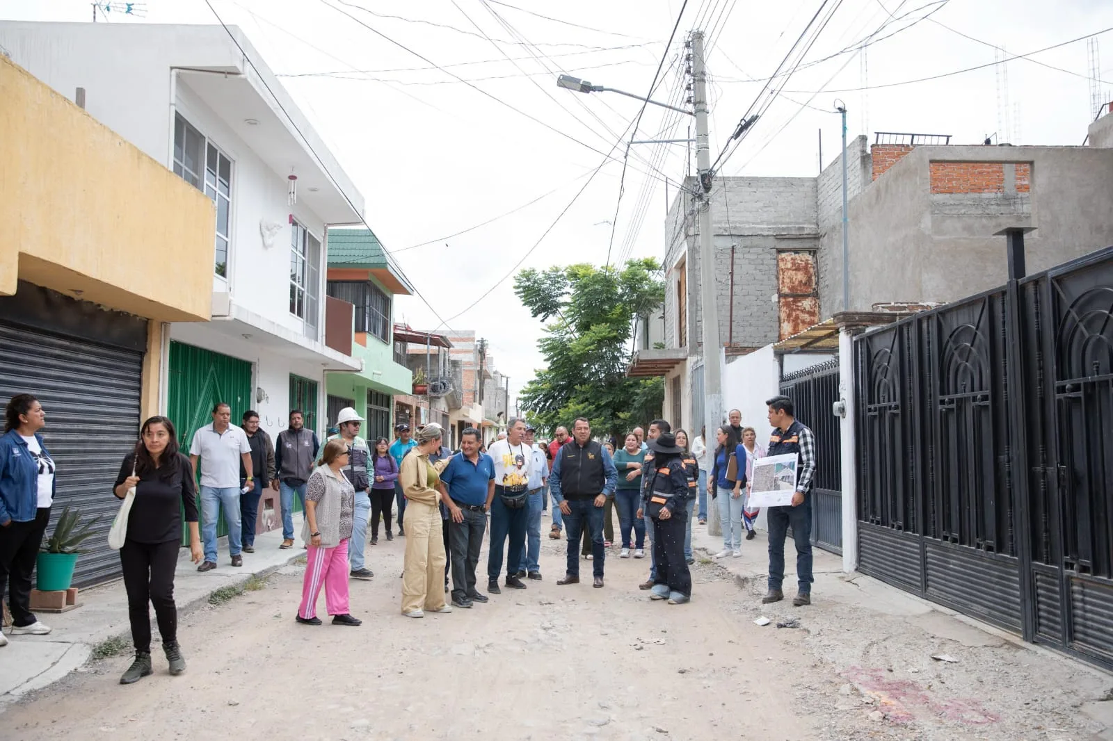 Roberto Cabrera pone en marcha obra para la rehabilitación de calle en colonia Indeco con 3.4 mdp de inversión.