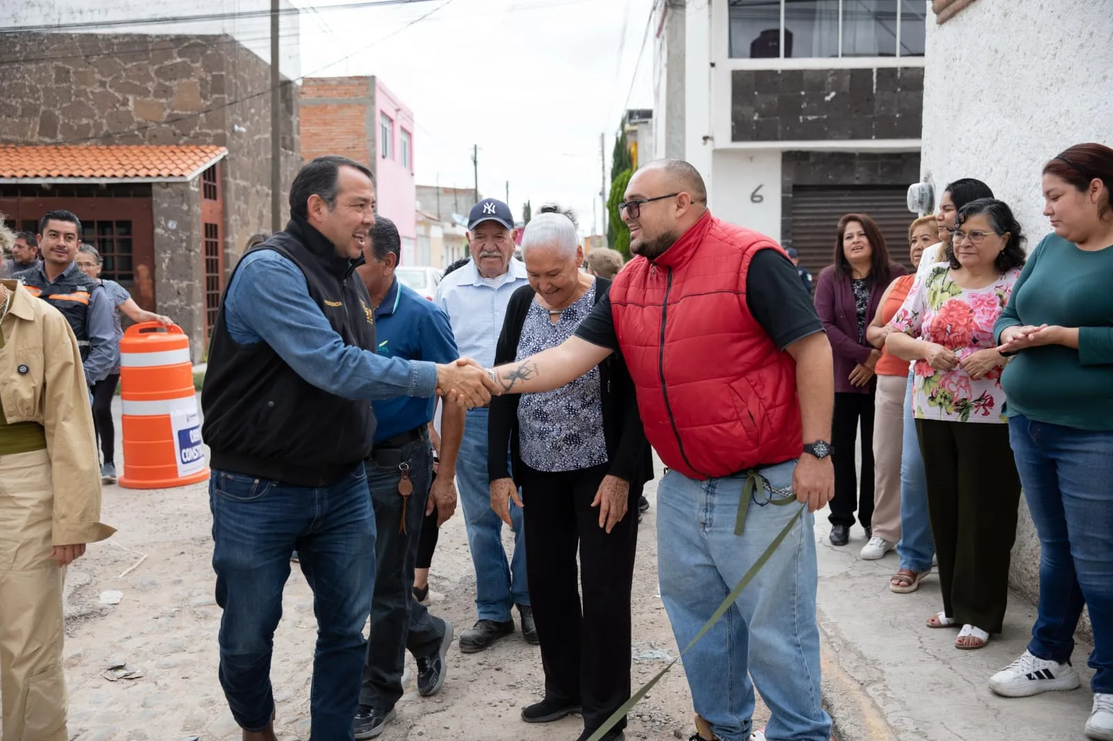 Roberto Cabrera pone en marcha obra para la rehabilitación de calle en colonia Indeco con 3.4 mdp de inversión.
