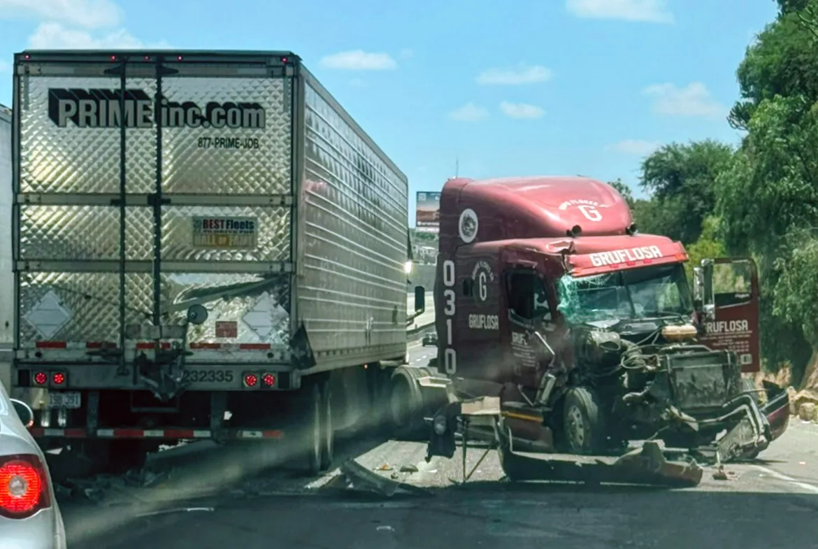 Dos personas lesionadas; tras fuerte accidente en la autopista Mex-Qro, a la altura de SJR.