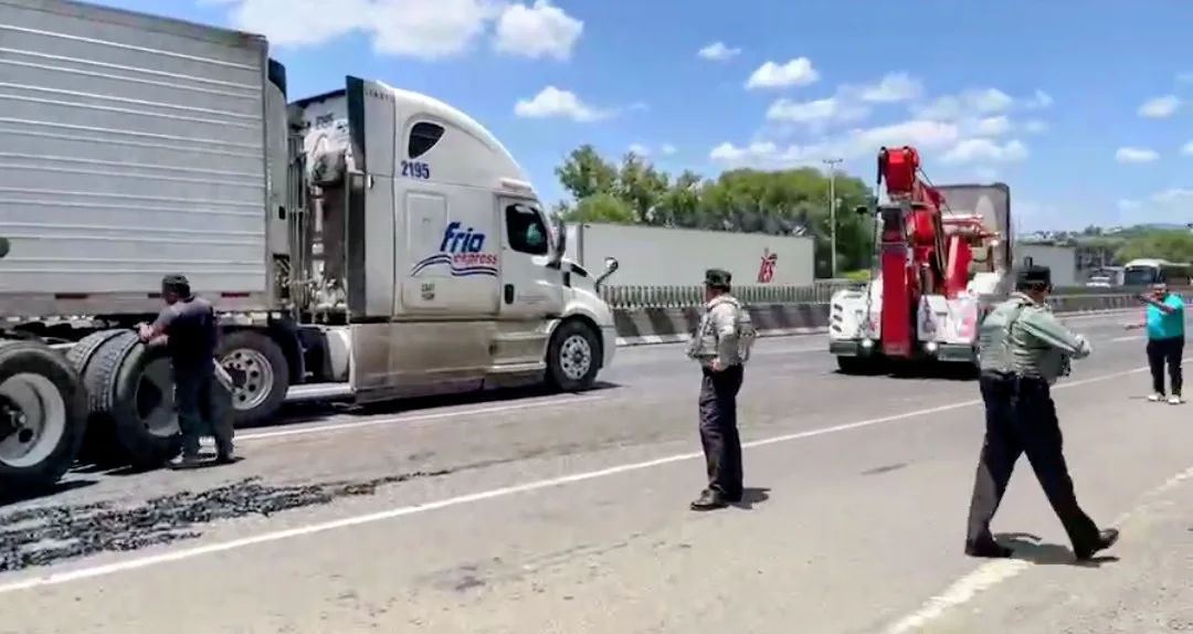 Dos personas lesionadas; tras fuerte accidente en la autopista Mex-Qro, a la altura de SJR.