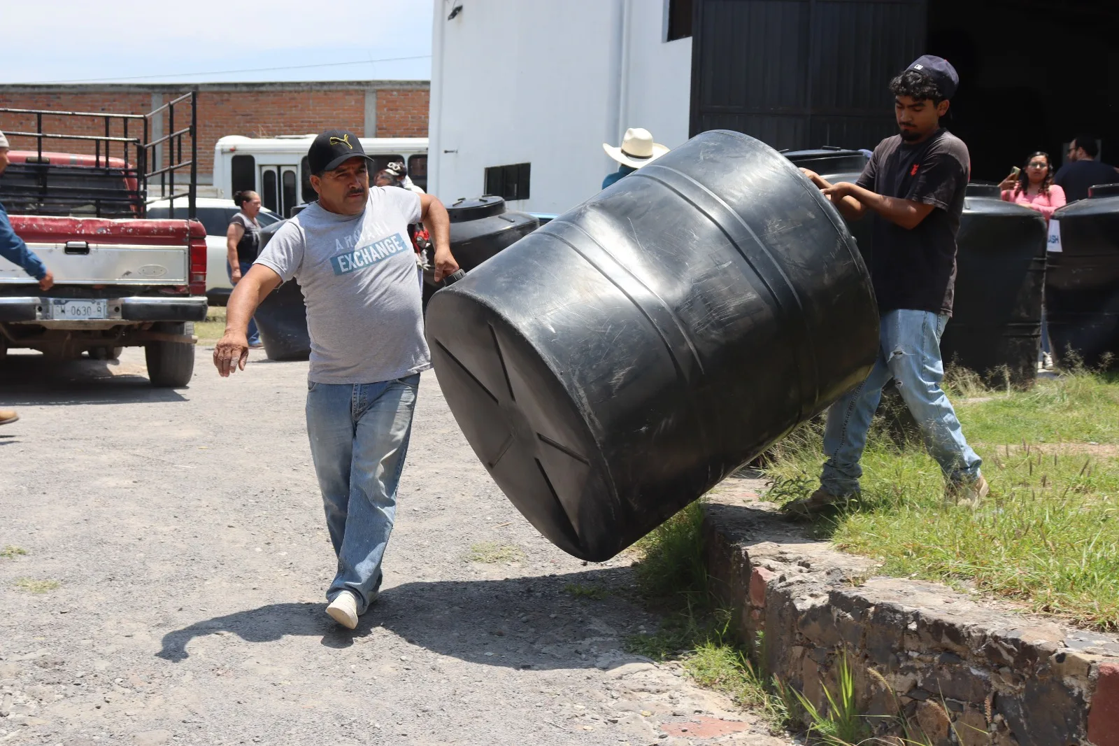 Gestiona Memo Vega Tinacos para las familias Sanjuanenses