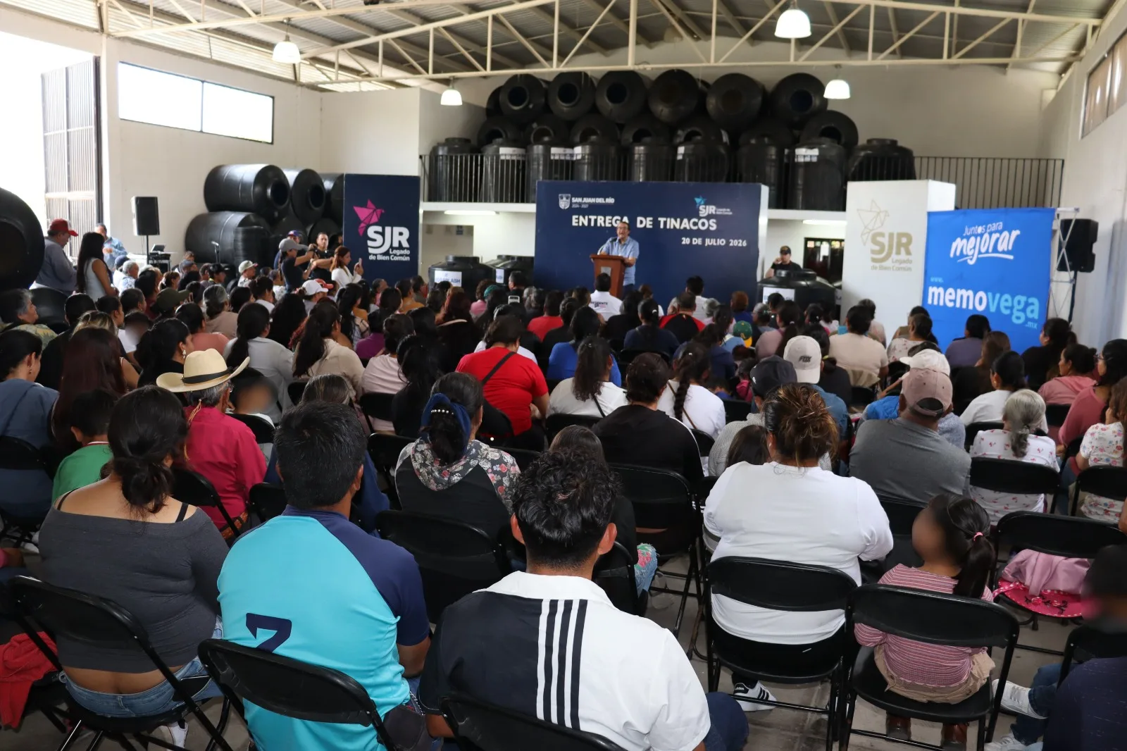 Gestiona Memo Vega Tinacos para las familias Sanjuanenses