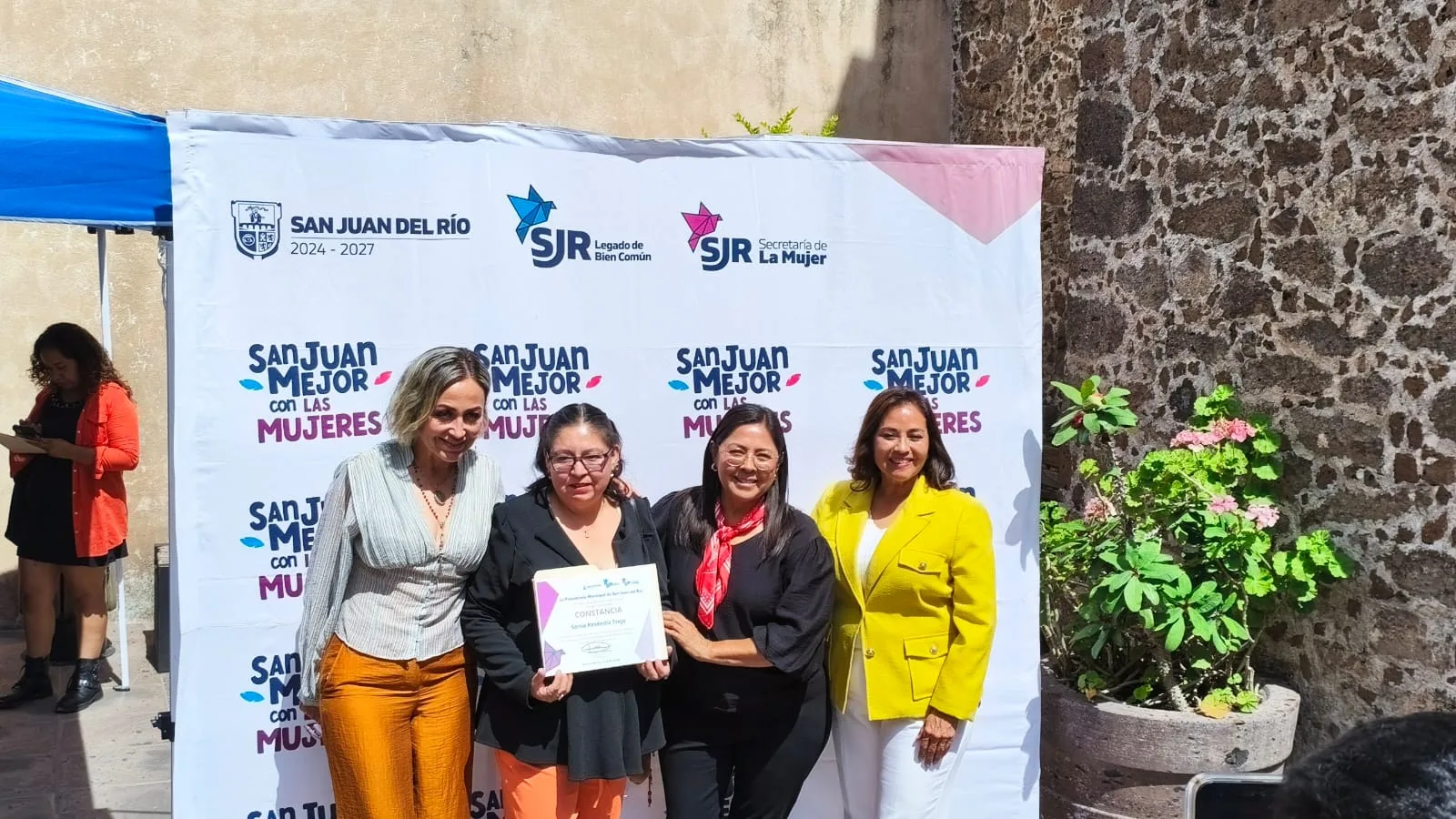 Secretaría de la Mujer entrega cerca de 80 constancias a participantes de programas del primer semestre de 2026.