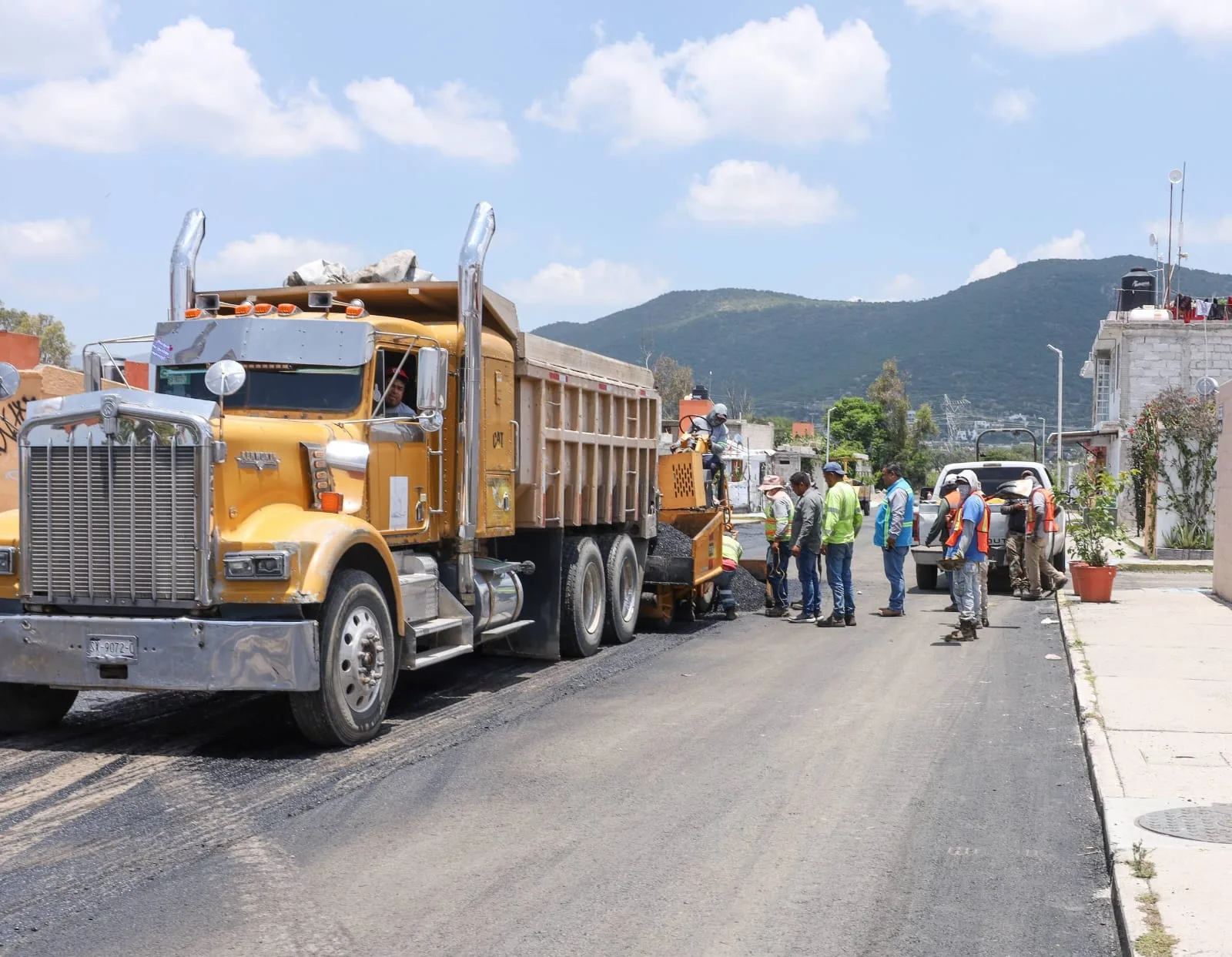 Supervisa Roberto Cabrera trabajos de reencarpetado en Fraccionamiento La Esmeralda