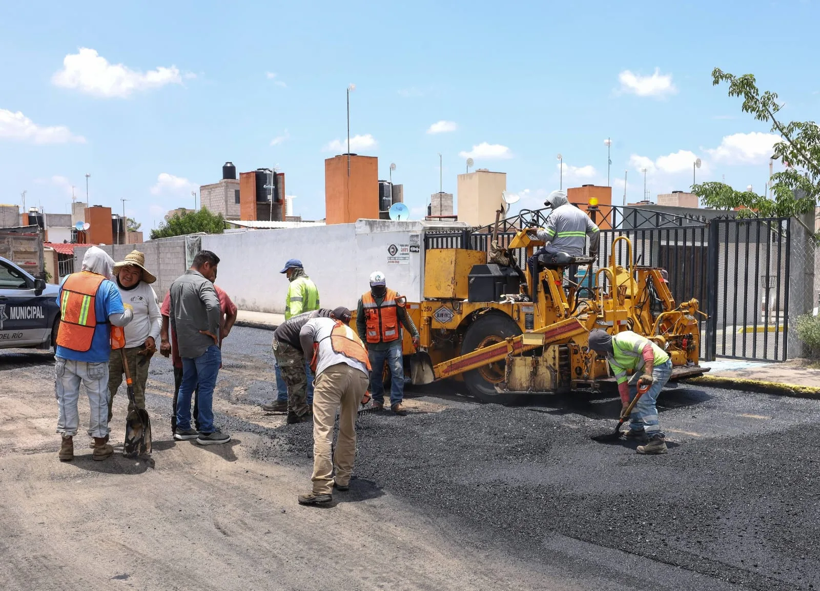 Supervisa Roberto Cabrera trabajos de reencarpetado en Fraccionamiento La Esmeralda