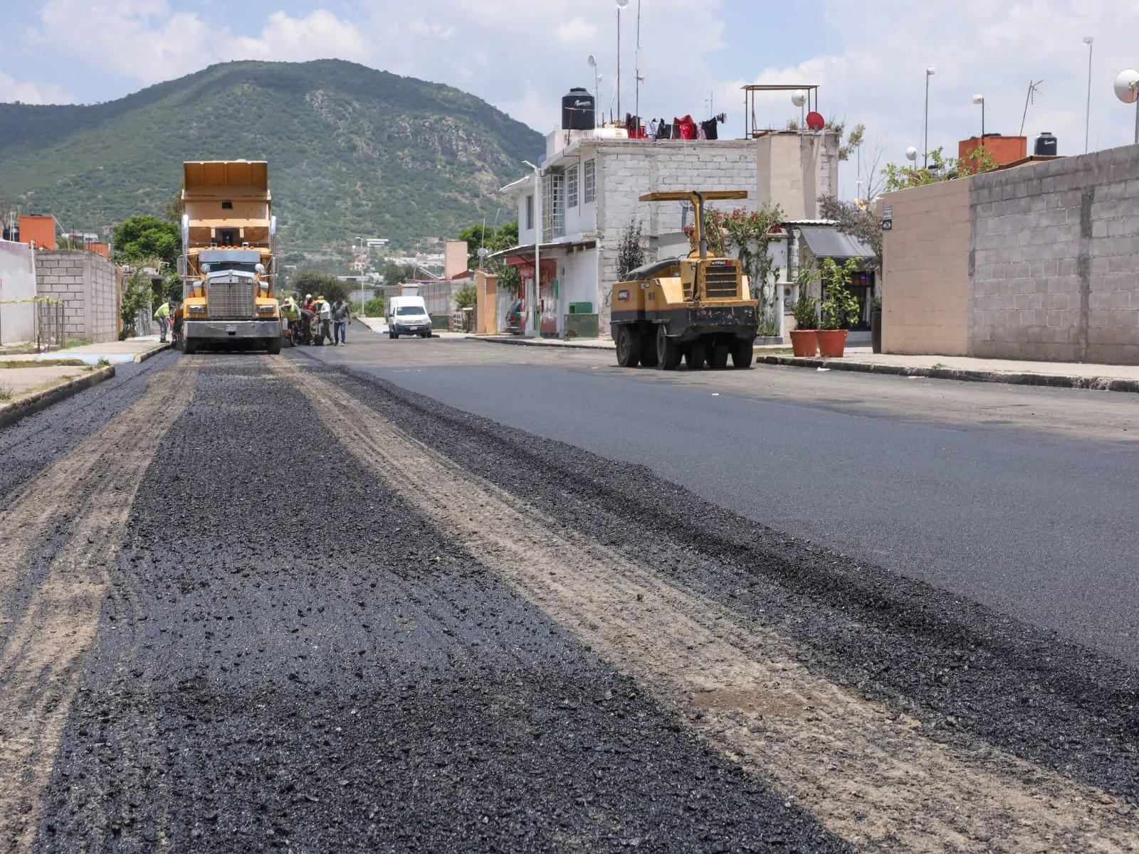 Supervisa Roberto Cabrera trabajos de reencarpetado en Fraccionamiento La Esmeralda
