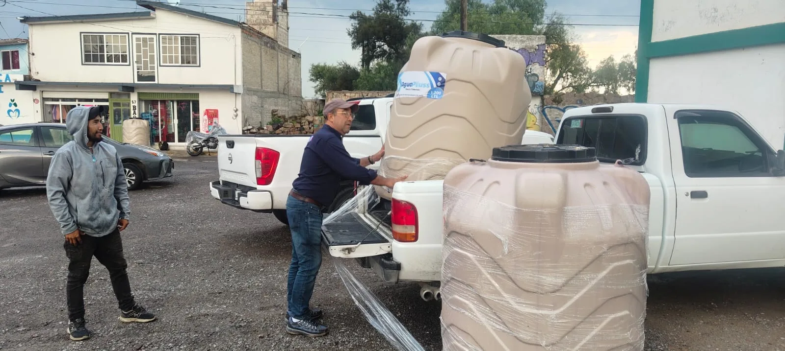 ¡Cómo de Qué No! Entregó Secretaría de Gestión Municipal 115 tinacos en tres comunidades de SJR.