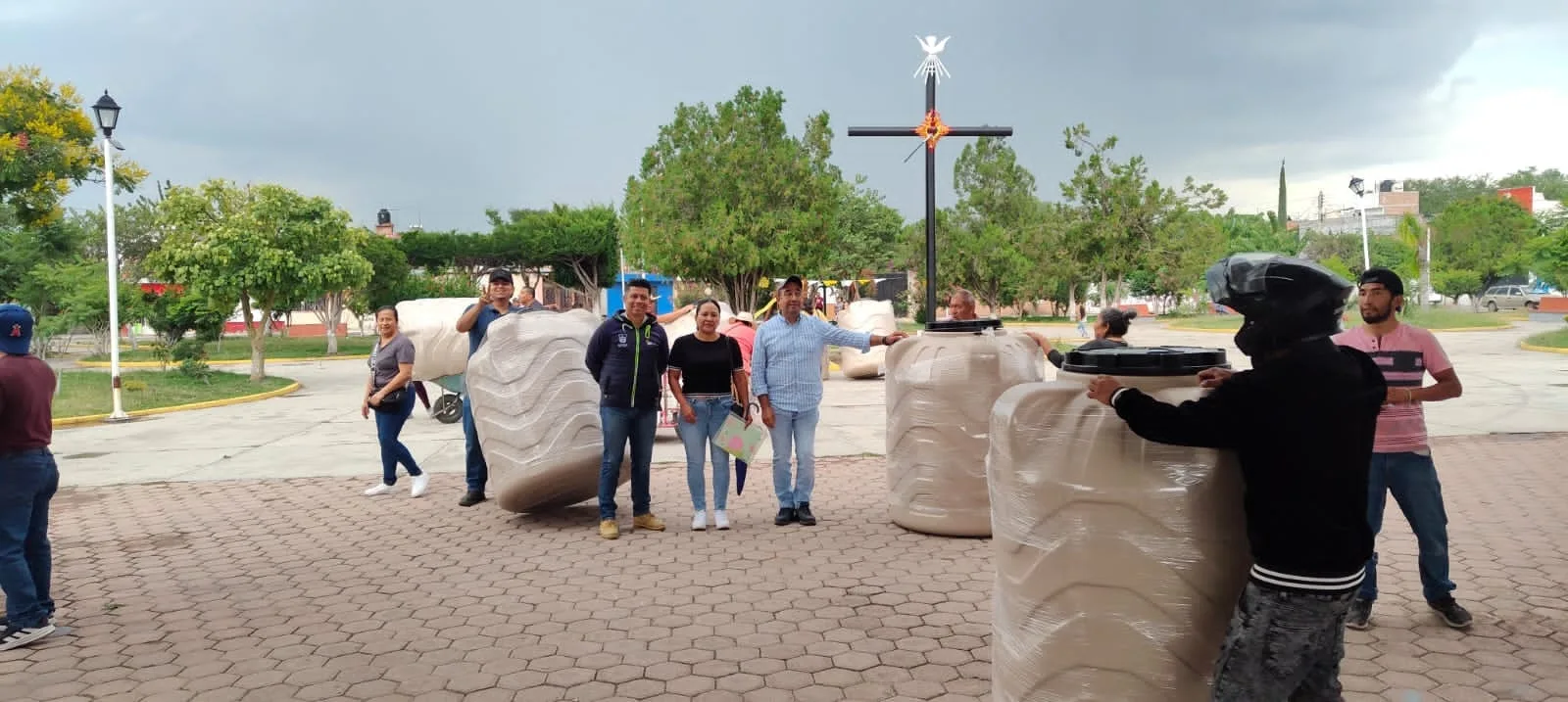 ¡Cómo de Qué No! Entregó Secretaría de Gestión Municipal 115 tinacos en tres comunidades de SJR.