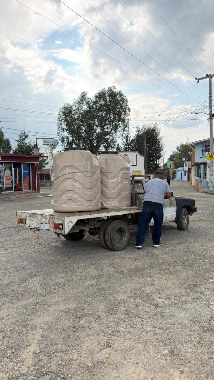 ¡Cómo de Qué No! Entregó Secretaría de Gestión Municipal 115 tinacos en tres comunidades de SJR.