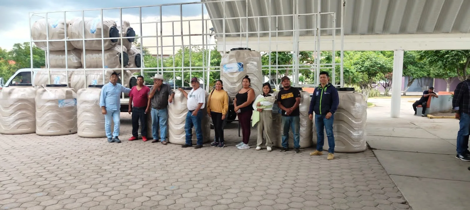 ¡Cómo de Qué No! Entregó Secretaría de Gestión Municipal 115 tinacos en tres comunidades de SJR.