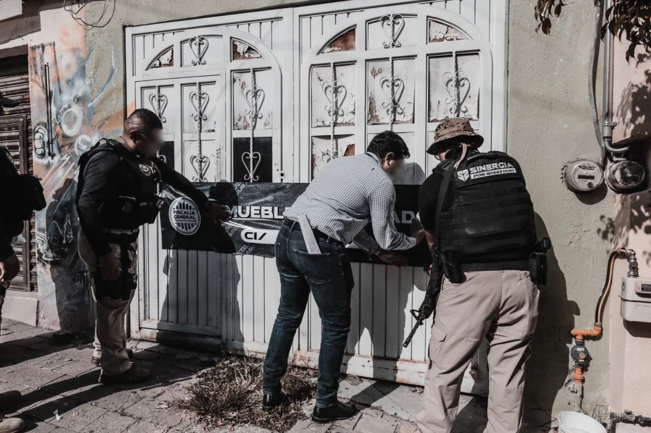 Fuerte golpe al narcomenudeo en Querétaro; hay 4 detenidos y más de mil dosis de narcótico aseguradas.