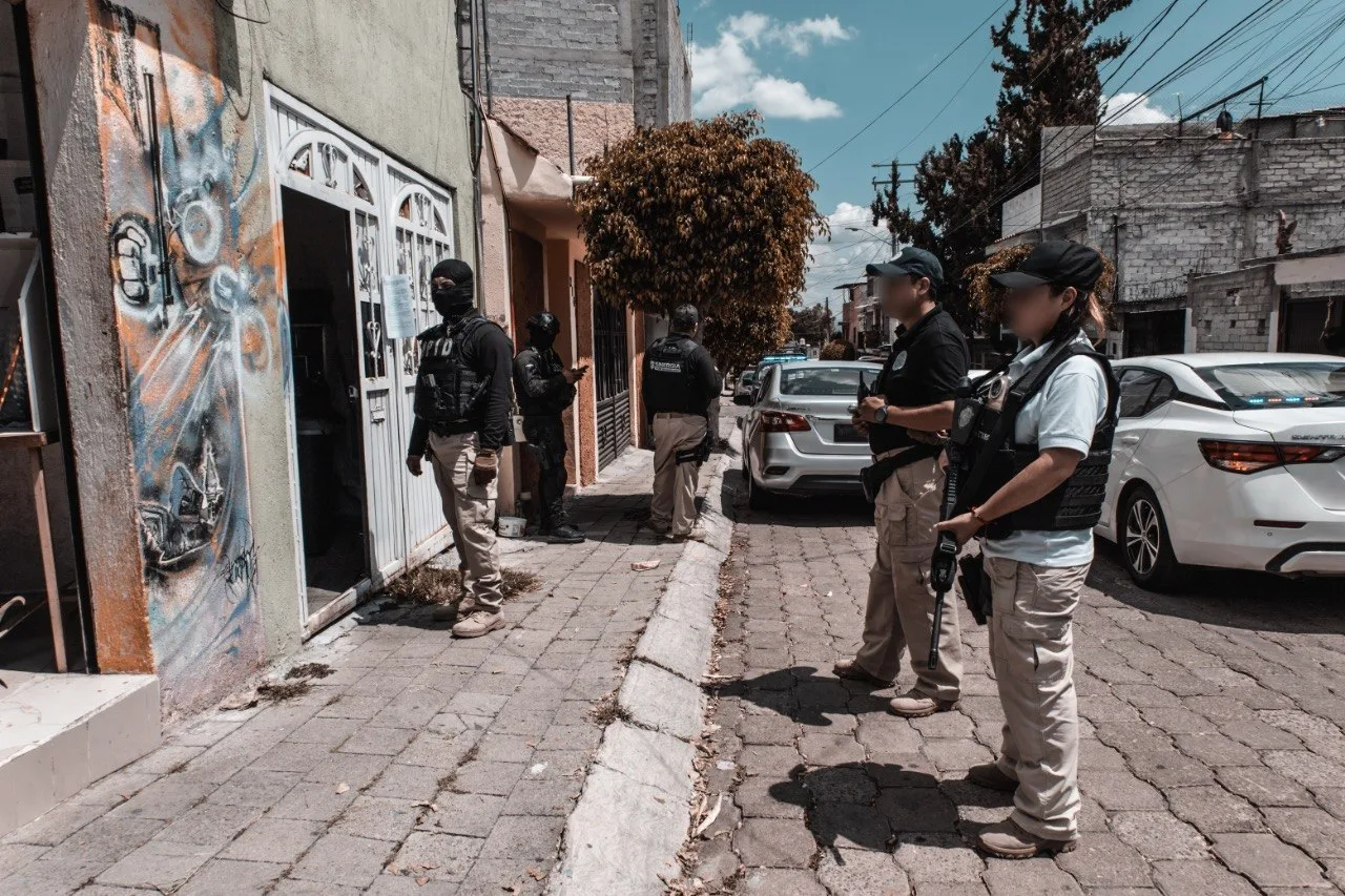 Fuerte golpe al narcomenudeo en Querétaro; hay 4 detenidos y más de mil dosis de narcótico aseguradas.