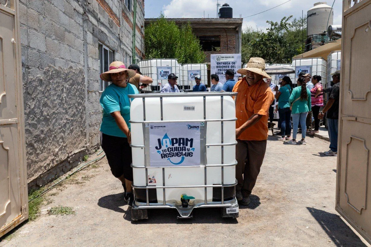 Toño Pérez entrega 20 contenedores a familias de La Llave para garantizar el acceso al agua.
