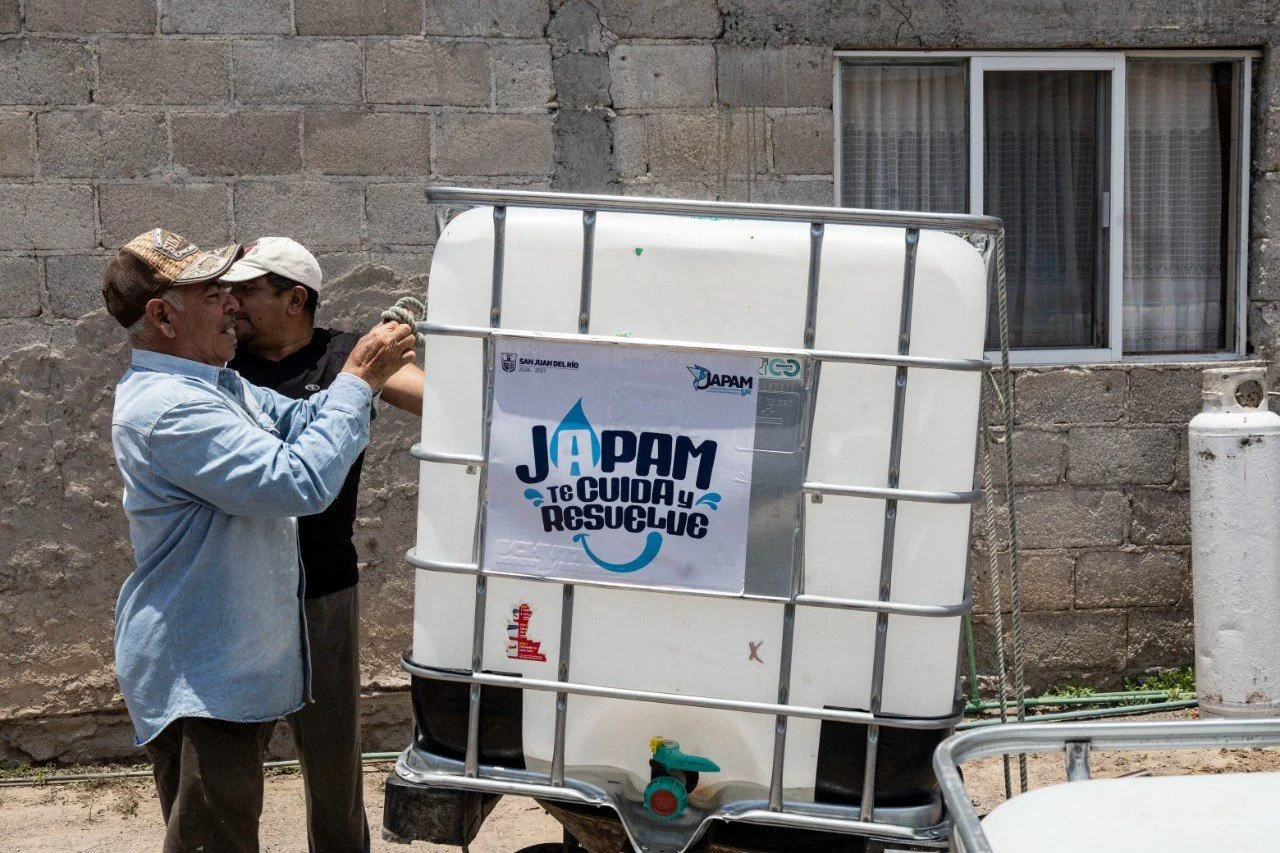 Toño Pérez entrega 20 contenedores a familias de La Llave para garantizar el acceso al agua.