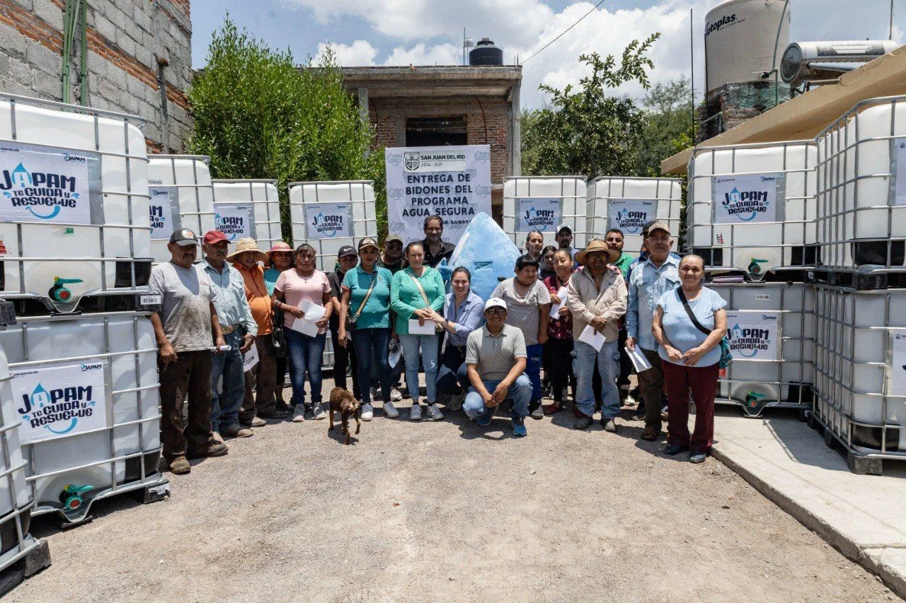 Toño Pérez entrega 20 contenedores a familias de La Llave para garantizar el acceso al agua.