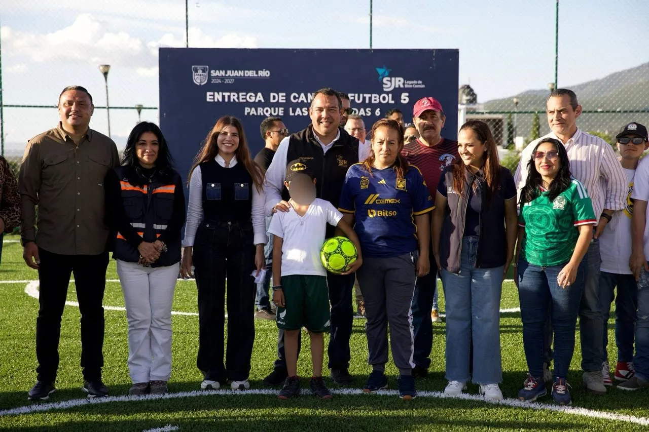 Autoridades municipales, estatales y federales entregan cancha de futbol 5 en Zona Oriente de SJR.