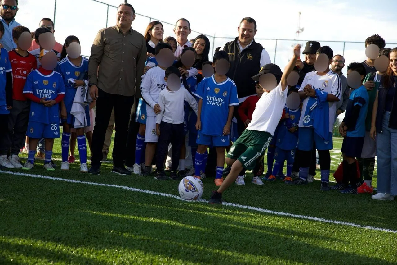 Autoridades municipales, estatales y federales entregan cancha de futbol 5 en Zona Oriente de SJR.