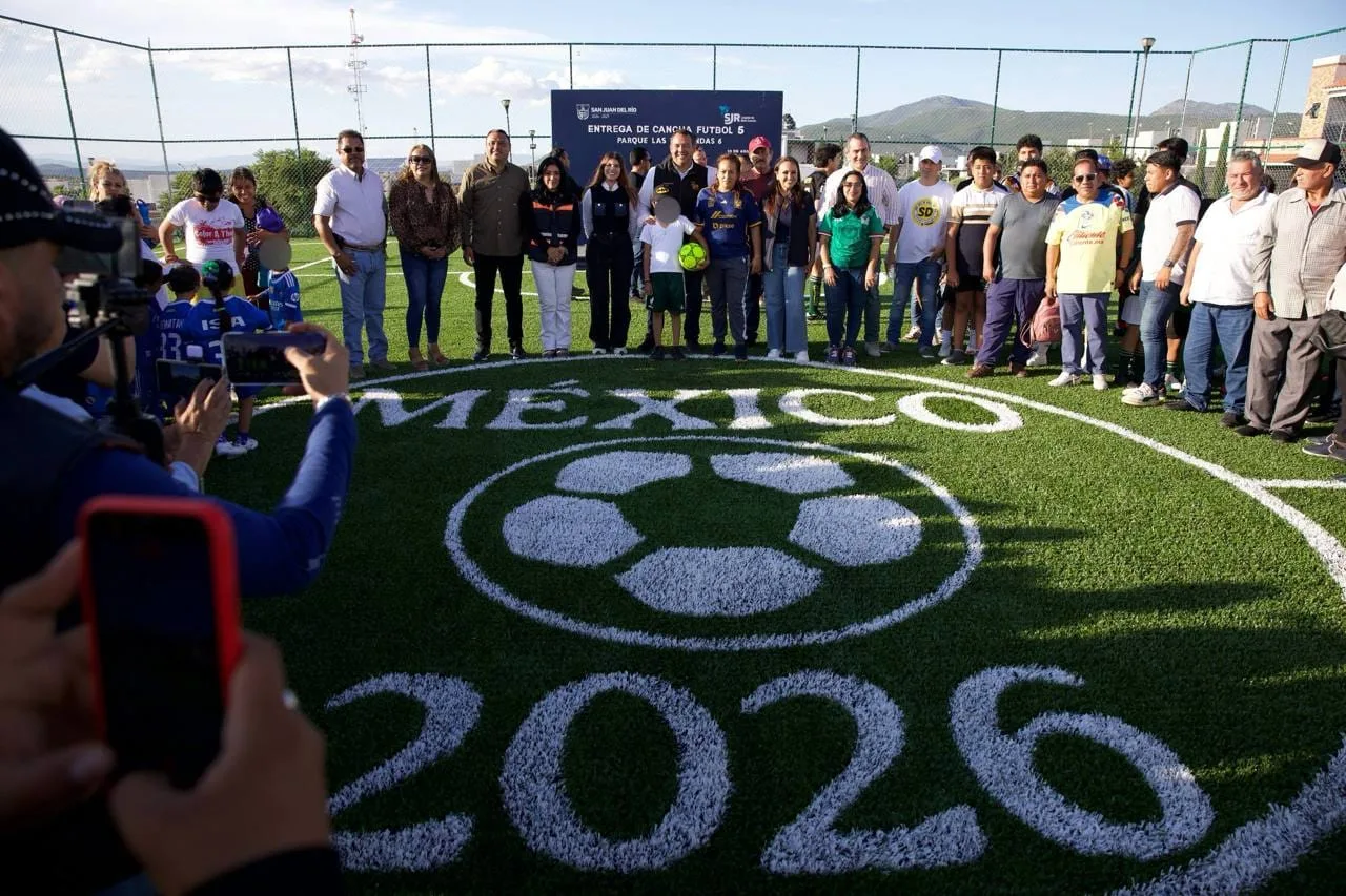 Autoridades municipales, estatales y federales entregan cancha de futbol 5 en Zona Oriente de SJR.