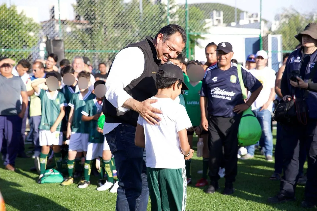Autoridades municipales, estatales y federales entregan cancha de futbol 5 en Zona Oriente de SJR.