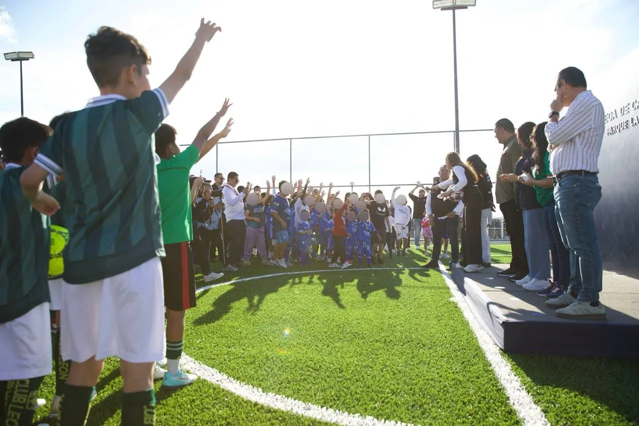 Autoridades municipales, estatales y federales entregan cancha de futbol 5 en Zona Oriente de SJR.