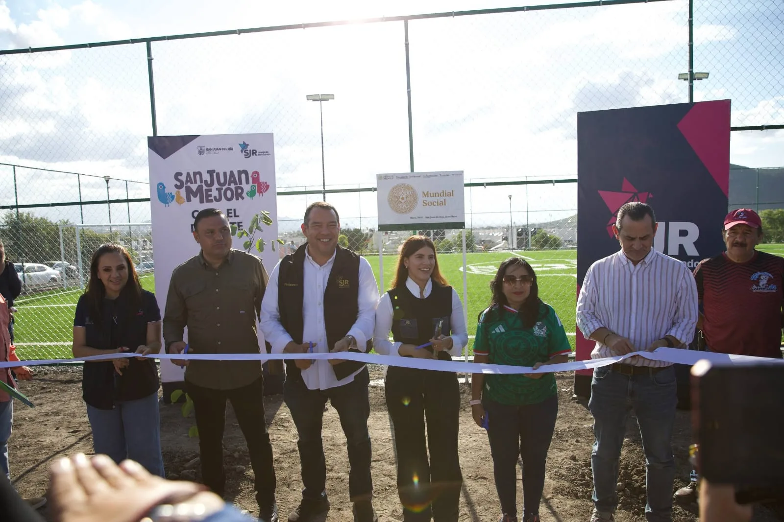 Autoridades municipales, estatales y federales entregan cancha de futbol 5 en Zona Oriente de SJR.