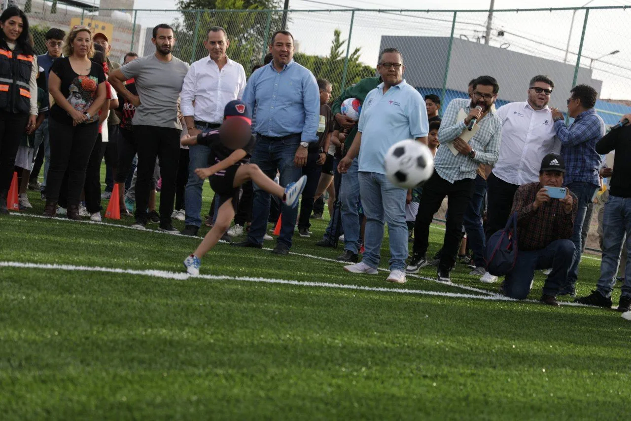 Vecinos de Praderas del Sol estrenaron Cancha de Fútbol 5; Alcalde Roberto Cabrera pidió cuidar las instalaciones.