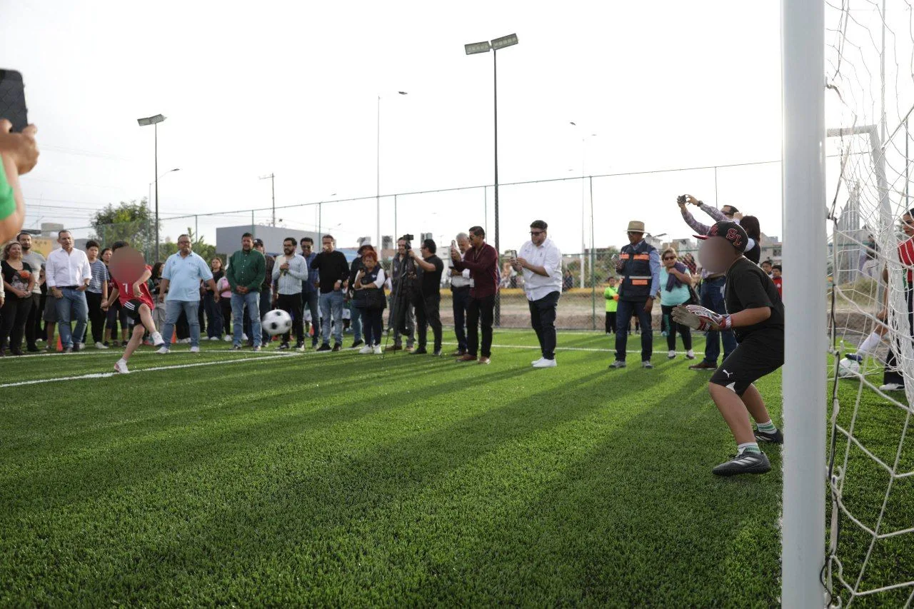 Vecinos de Praderas del Sol estrenaron Cancha de Fútbol 5; Alcalde Roberto Cabrera pidió cuidar las instalaciones.