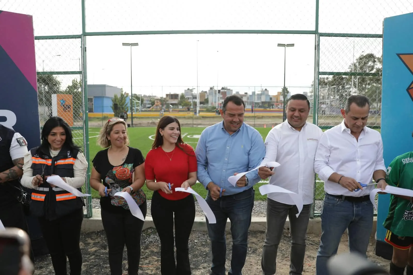 Vecinos de Praderas del Sol estrenaron Cancha de Fútbol 5; Alcalde Roberto Cabrera pidió cuidar las instalaciones.