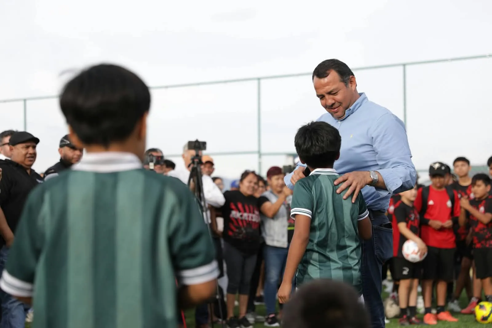 Vecinos de Praderas del Sol estrenaron Cancha de Fútbol 5; Alcalde Roberto Cabrera pidió cuidar las instalaciones.