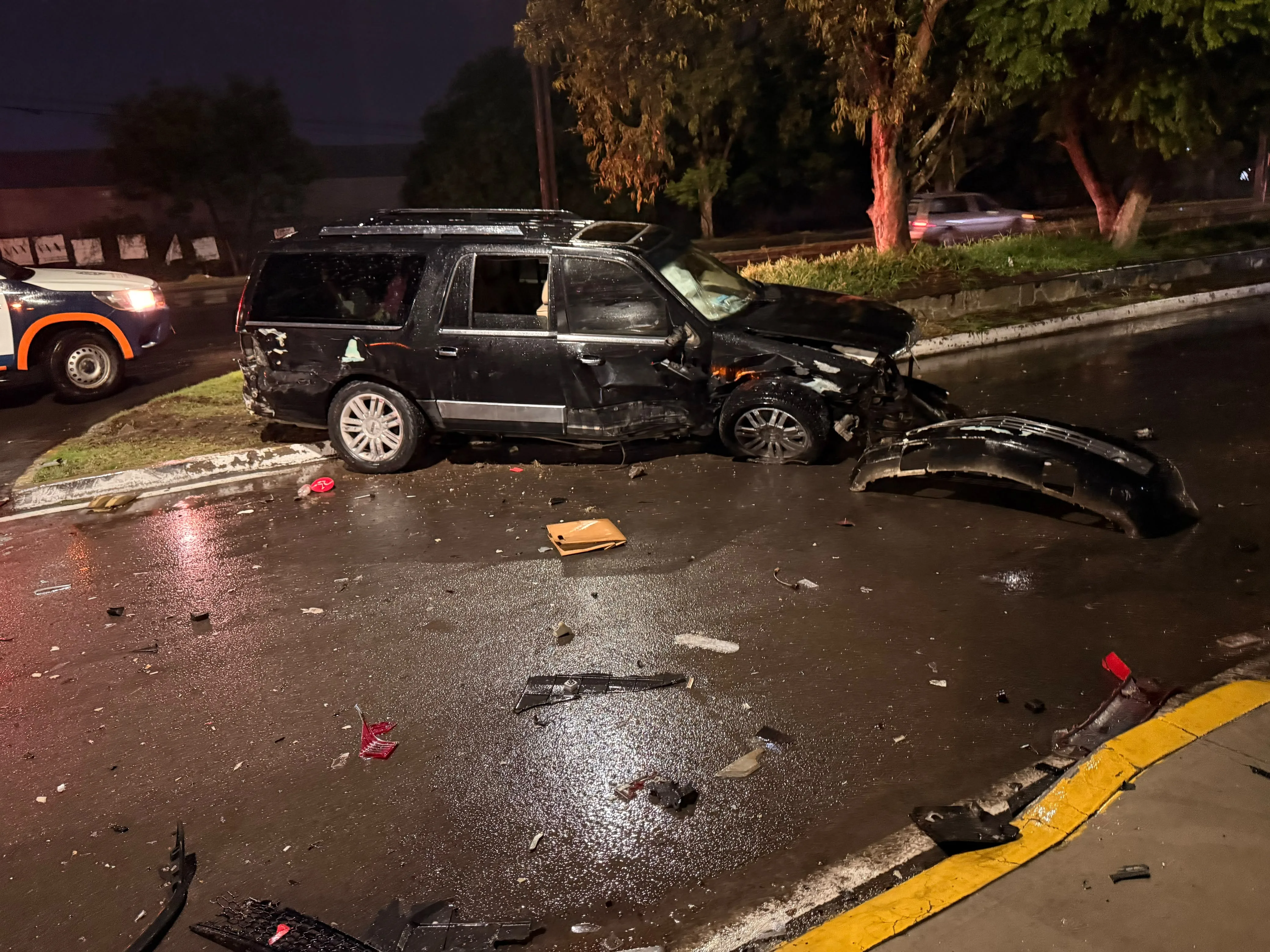 Exceso de velocidad, pavimento mojado y alcohol; habrían propiciado aparatoso accidente en Av Constituyentes.