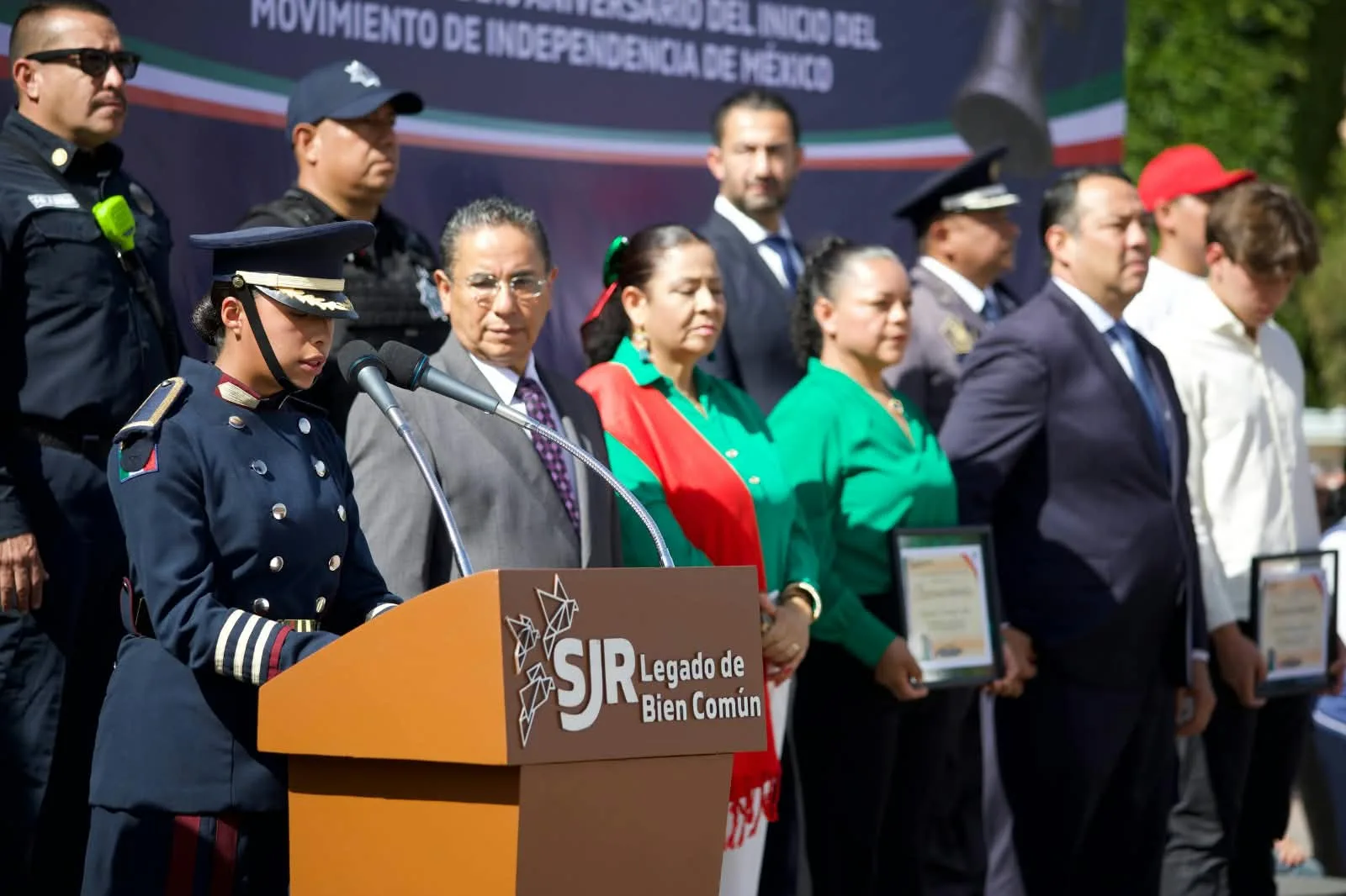 Roberto Cabrera atestiguó Desfile Cívico-Militar con motivo del 216 Aniversario del Inicio de la Independencia de México.