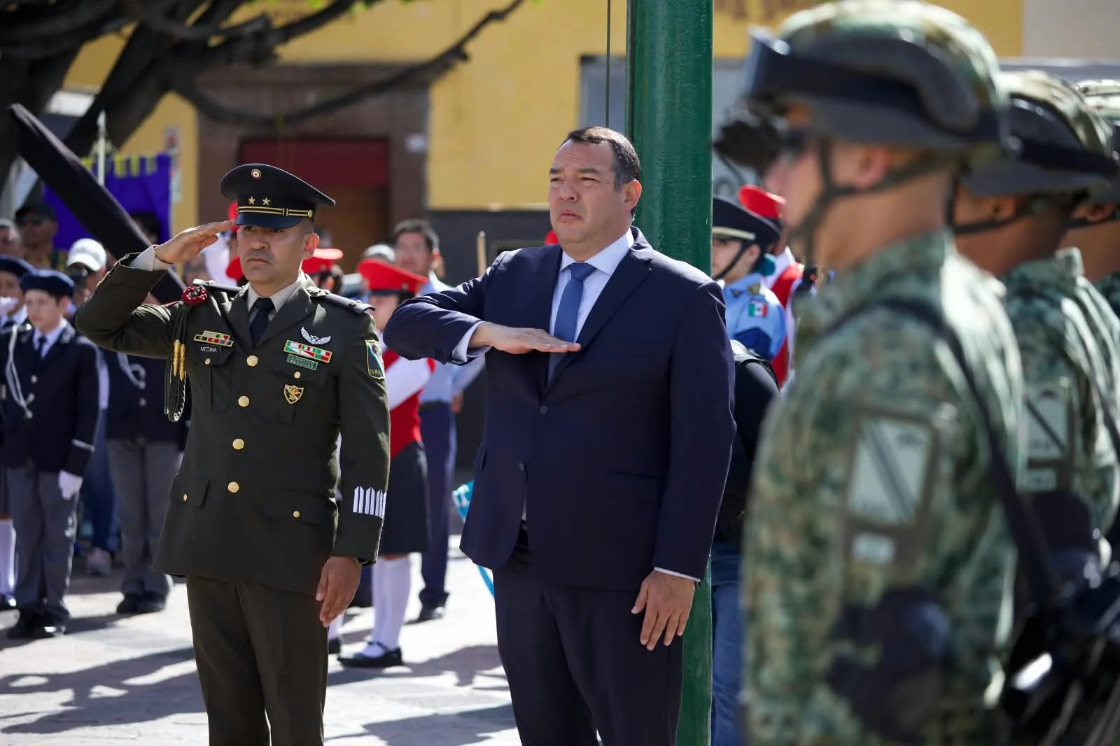 Roberto Cabrera atestiguó Desfile Cívico-Militar con motivo del 216 Aniversario del Inicio de la Independencia de México.