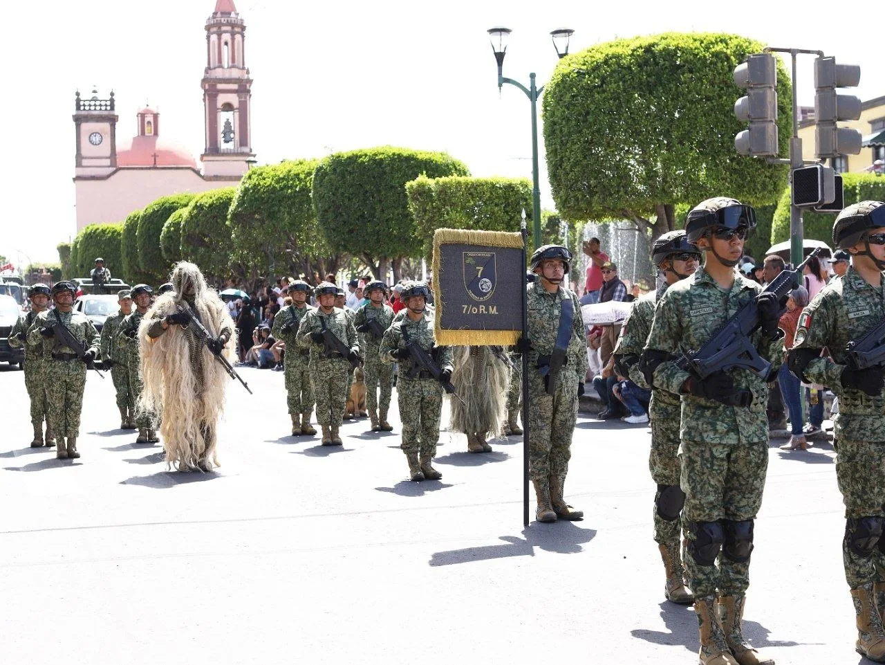 Roberto Cabrera atestiguó Desfile Cívico-Militar con motivo del 216 Aniversario del Inicio de la Independencia de México.
