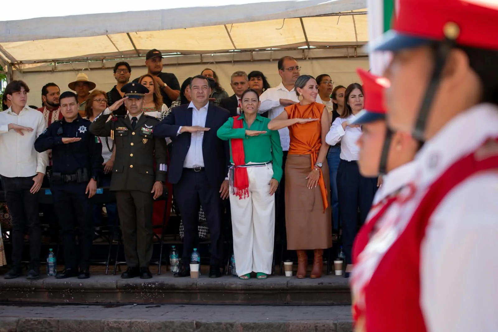 Roberto Cabrera atestiguó Desfile Cívico-Militar con motivo del 216 Aniversario del Inicio de la Independencia de México.