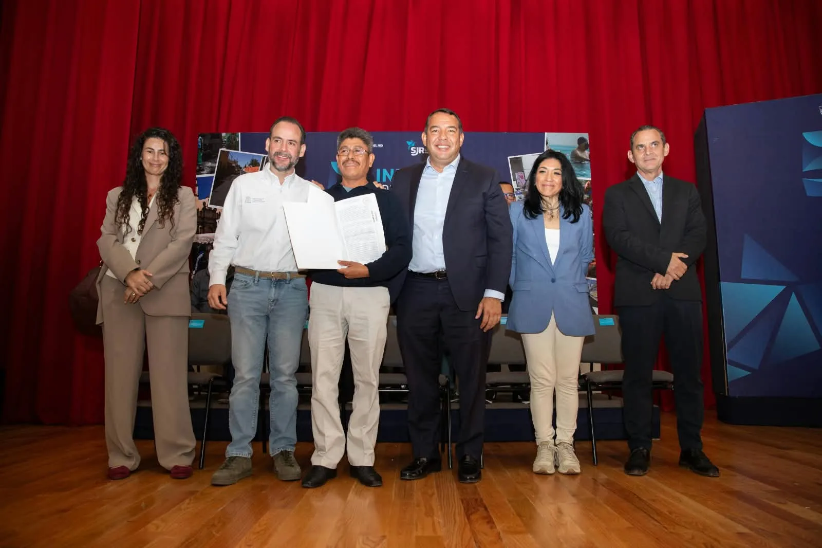 *Roberto Cabrera entrega 260 escrituras a beneficiarios de los programas de regularización municipales*