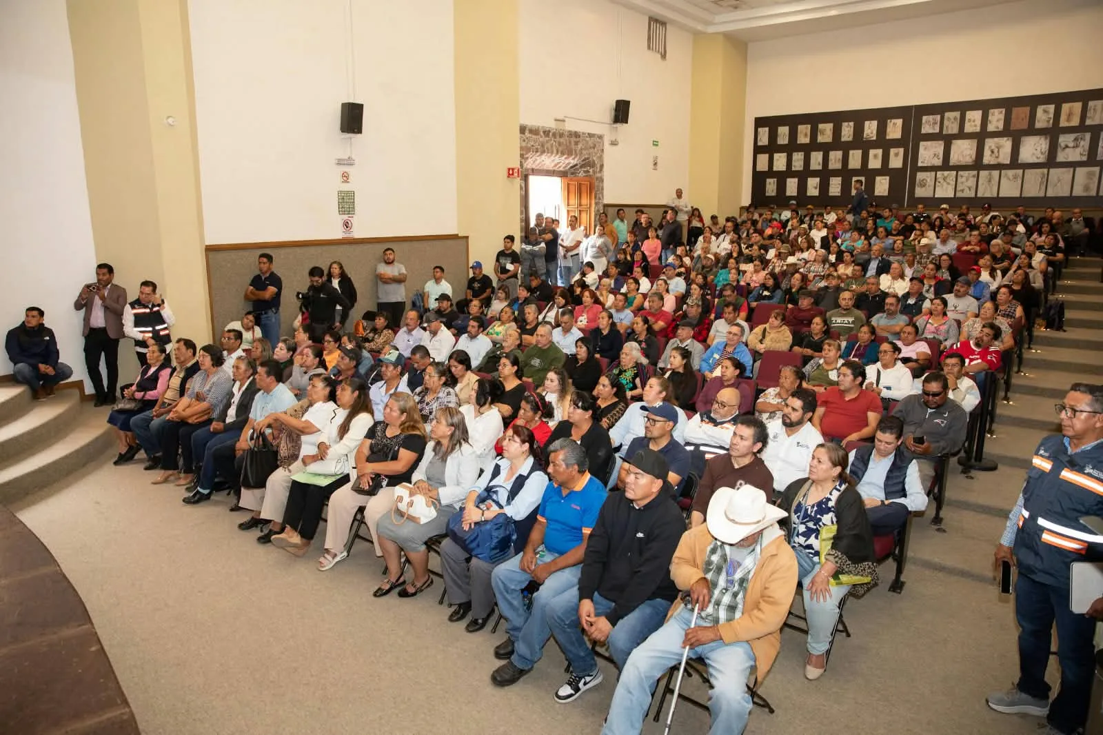*Roberto Cabrera entrega 260 escrituras a beneficiarios de los programas de regularización municipales*